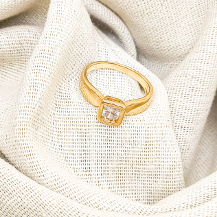 Anel Dourado Liso em Zircônia Quadrada