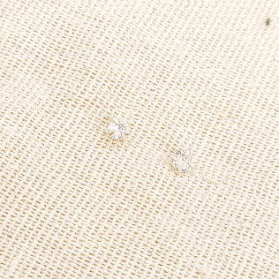 Brinco ponto de luz - Prata 4mm