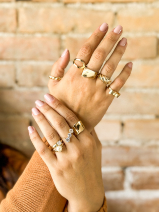 Anel Solitário Dourado com Pérola 