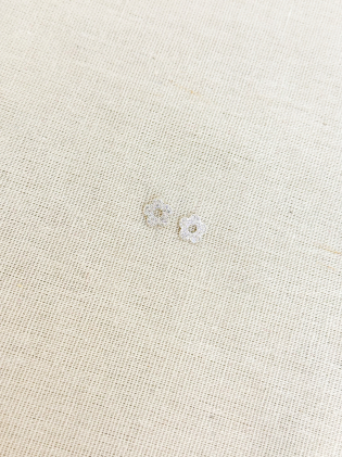 Brinco flor cravejado prata leve