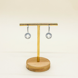 Argola click com pingente medalha de trevo