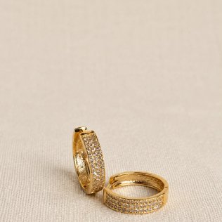 Argola em banho de ouro 18K, com 3 fileiras de zircônia. 